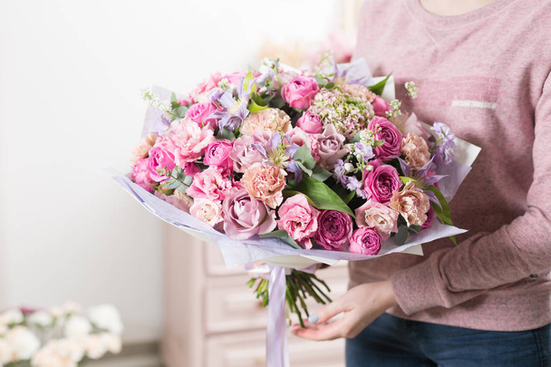 schöner luxuriöser Strauß gemischter Blumen in Frauenhand. die Arbeit der Floristin in einem Blumenladen. - Foto, Bild