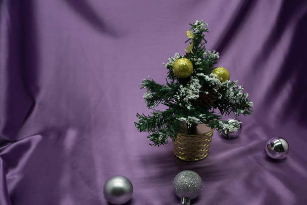 decorated mini christmas tree - Foto, afbeelding