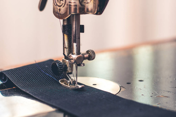 old antique sewing machine in robotic condition_ - Φωτογραφία, εικόνα