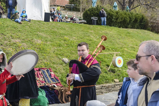 veliko tarnovo, 04. April 2015, ein Mann spielt Musik mit einem Dudelsack - Foto, Bild