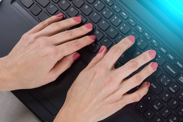 Las manos femeninas en el teclado de la computadora - negocio, educación, programación, personas y concepto de tecnología
. - Foto, imagen