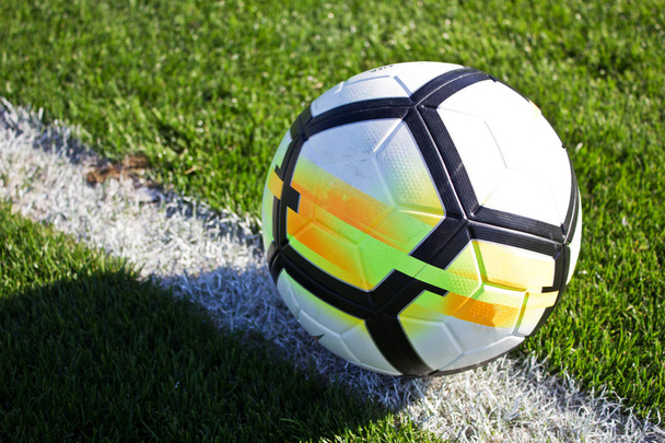 White soccer ball on a green grassy football field - Zdjęcie, obraz