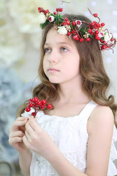 Beautiful girl in white dress and wreath - Foto, immagini