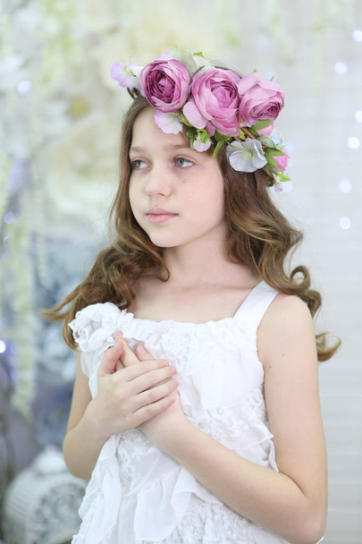 Beautiful girl in white dress and wreath - Fotografie, Obrázek