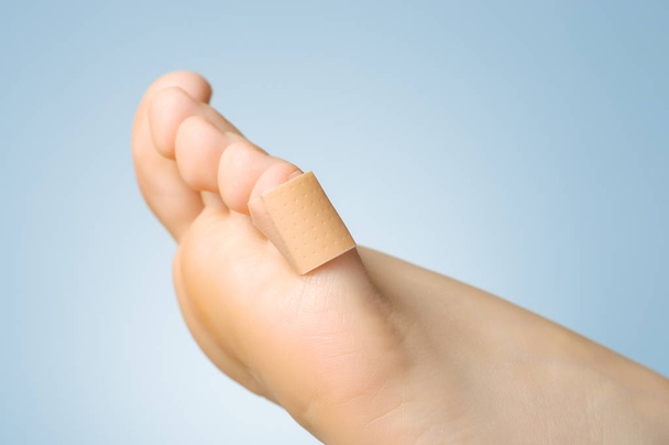 Primer plano de un yeso en el dedo del pie femenino
 - Foto, imagen