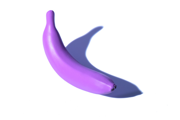 plastikowe fioletowy banana na białym tle - Zdjęcie, obraz