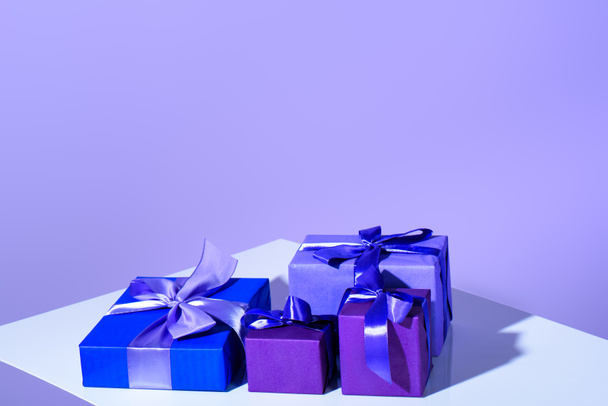 cajas de regalo púrpura y violeta con arcos, tendencia ultravioleta
 - Foto, Imagen