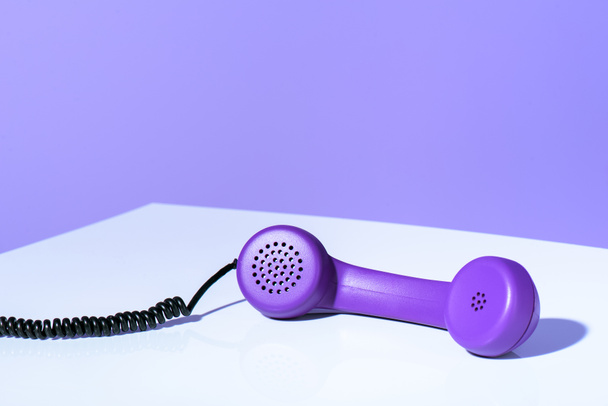 telefone roxo plástico auscultador, tendência ultravioleta
 - Foto, Imagem