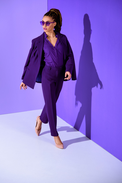 hermosa chica afroamericana de moda posando en traje púrpura, tendencia ultra violeta
 - Foto, Imagen