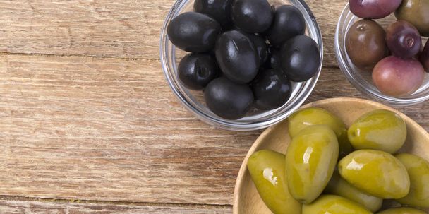 Les olives vertes et noires
 - Photo, image