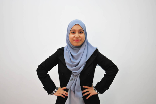 Jovem mulher de negócios muçulmana estrelando com fundo branco
 - Foto, Imagem