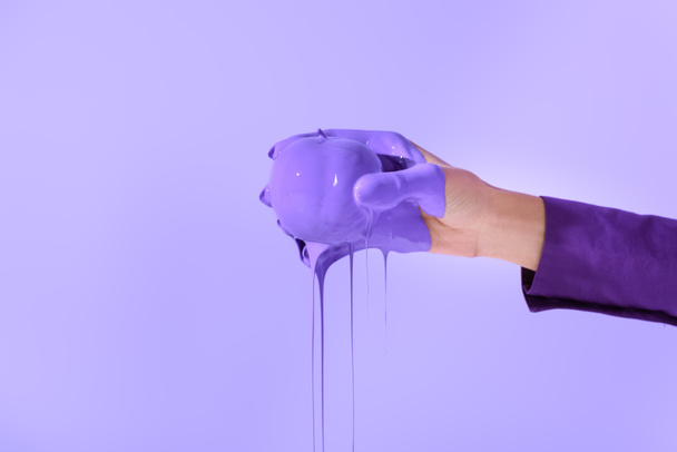 vue recadrée sur une femme tenant une pomme en peinture violette, isolée sur ultraviolet
 - Photo, image