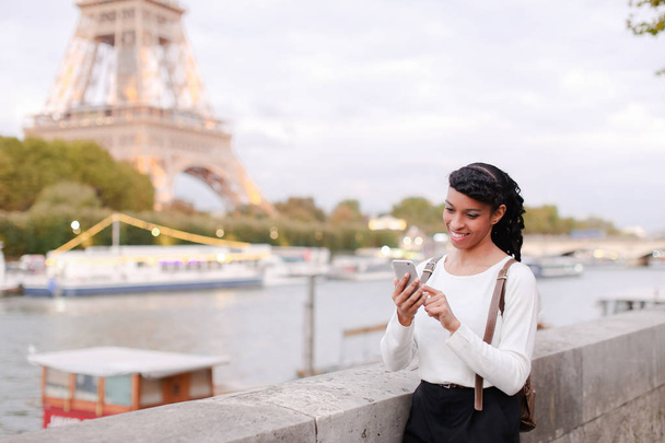 Blogger viajando, linda senhora filmando vídeo usando smartphone
 - Foto, Imagem