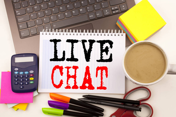 Wortschreiben Live-Chat im Büro mit Umgebung wie Laptop, Marker, Stift, Schreibwaren, Kaffee. Business-Konzept für Chat-Kommunikation digitales Web-Konzept Workshop weißen Hintergrund mit c - Foto, Bild