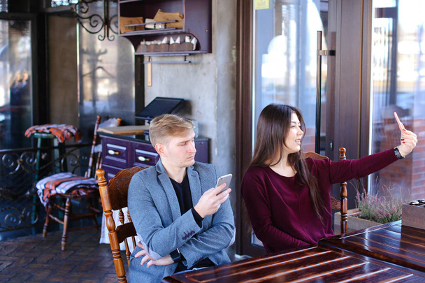 Fyzik s smartwatch na skladě v kavárně s kolegou, přičemž  - Fotografie, Obrázek