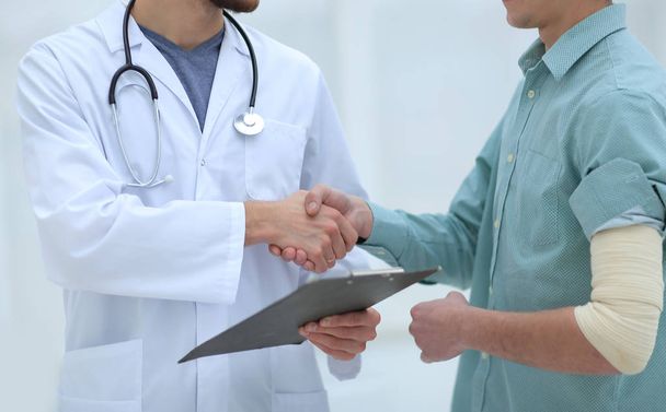 doctor congratulating the patient with recovery - Photo, Image