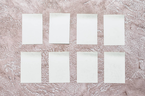 bir bej çimento duvar sekiz boş kağıt etiketleri. - Fotoğraf, Görsel
