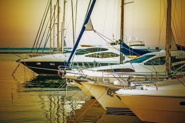 Parkolt a kikötői jachtok - Fotó, kép