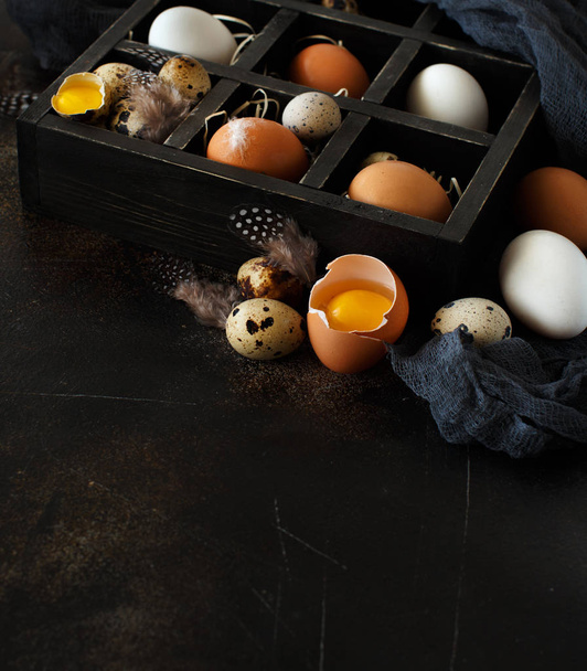 ovos de galinha e codorniz em uma caixa
 - Foto, Imagem