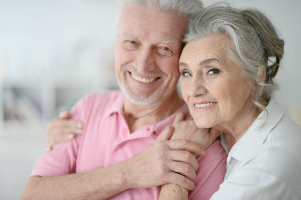 Крупный план счастливой пожилой пары дома
 - Фото, изображение