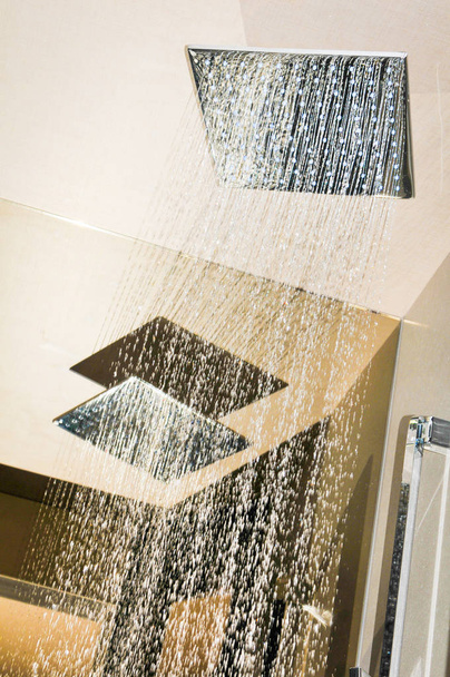 Современный потолочный душ
 - Фото, изображение
