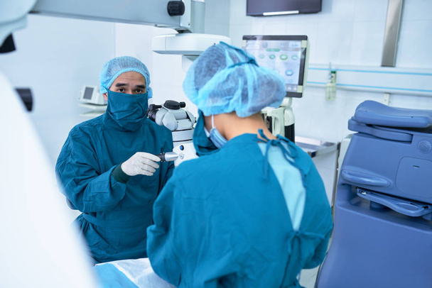 Erfahrener vietnamesischer Chirurg arbeitet im Operationssaal - Foto, Bild