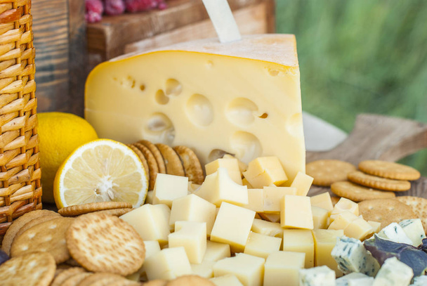 Peynir ve meyveler güzel bir şarap masasında. - Fotoğraf, Görsel