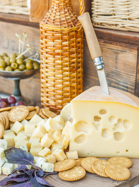 Сир і фрукти на красиво старовинному декорованому столі
 - Фото, зображення