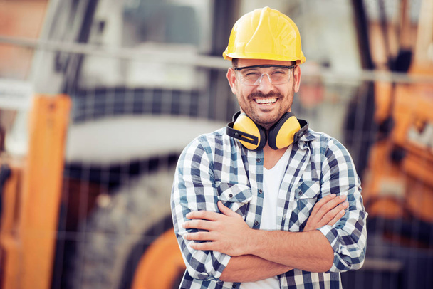 Улыбающийся молодой бизнесмен строительный инженер
 - Фото, изображение