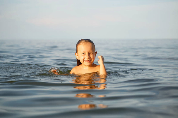 Девушка развлекается купаясь в море
. - Фото, изображение