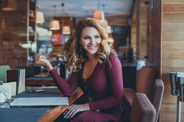 Güzel kadın restoranda eğleniyor. Sevimli kız Cafe oturuyor - Fotoğraf, Görsel