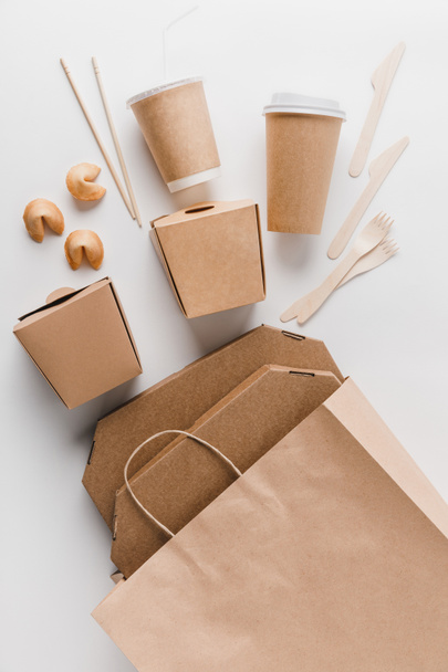 vista superior de la comida chatarra en cajas para llevar en blanco
 - Foto, Imagen