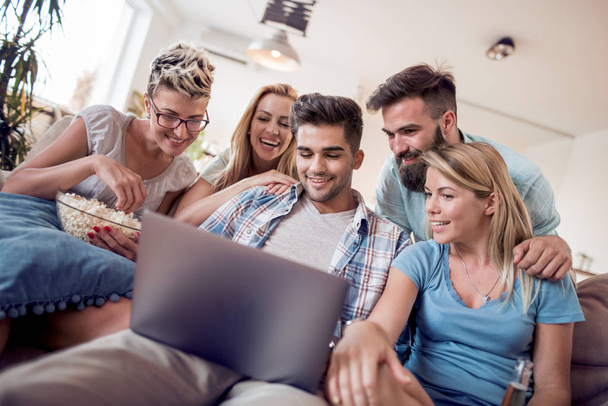 Gruppe junger Freunde surft zu Hause am Laptop - Foto, Bild