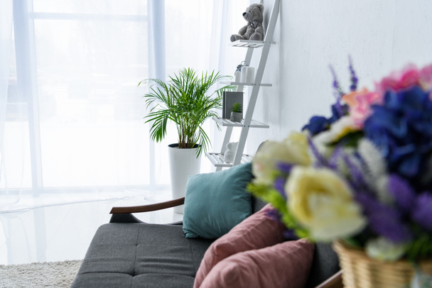 selektiver Fokus des Sofas mit Kissen im stilvollen Wohnzimmer - Foto, Bild