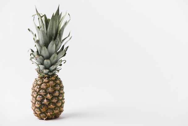 raaka kuorimaton ananas makaa valkoisella pohjalla
   - Valokuva, kuva