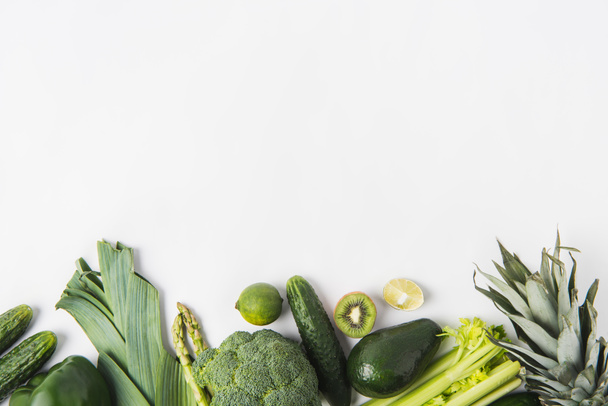 Frontera de verduras y frutas verdes aisladas sobre fondo blanco
 - Foto, Imagen