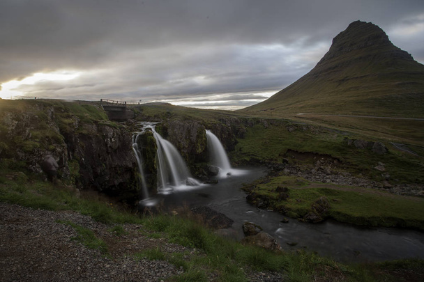 Киркьюфеллсфосс и Киркьюфелл на севере Исландии
.  - Фото, изображение
