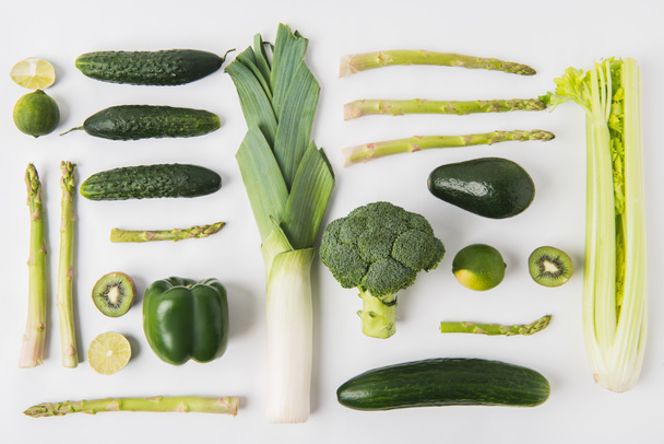 Comer concepto saludable con composición de verduras y frutas verdes aisladas sobre fondo blanco
 - Foto, imagen