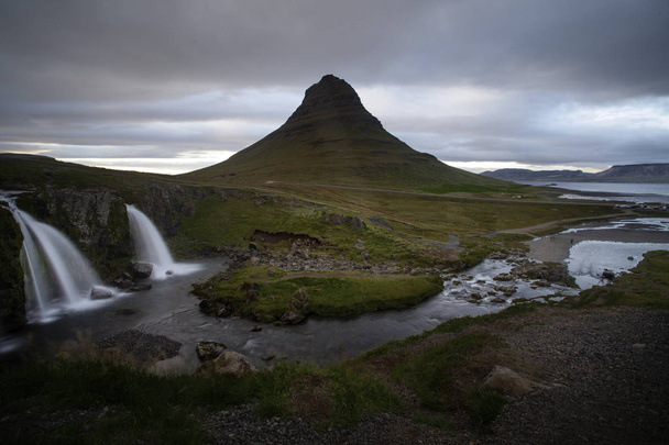 Kirkjufellsfoss e Kirkjufell no norte da Islândia
.  - Foto, Imagem