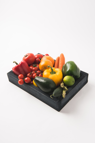 Соковиті сирі овочі та фрукти в темній дерев'яній коробці ізольовані на білому тлі
 - Фото, зображення