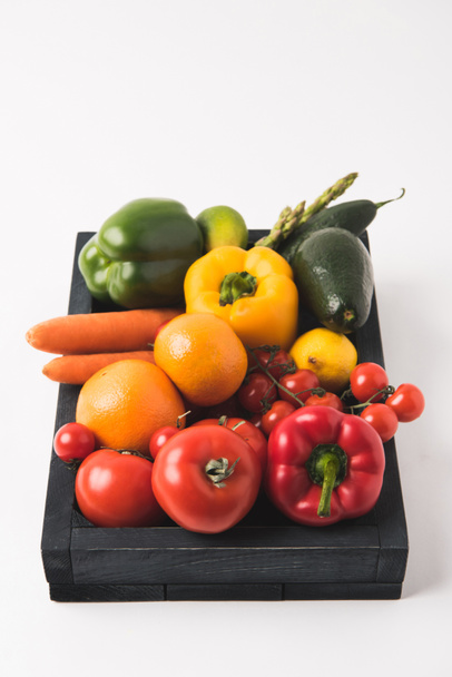 RAW kolorowe warzywa i owoce w ciemne, drewniane pudełko na białym tle - Zdjęcie, obraz