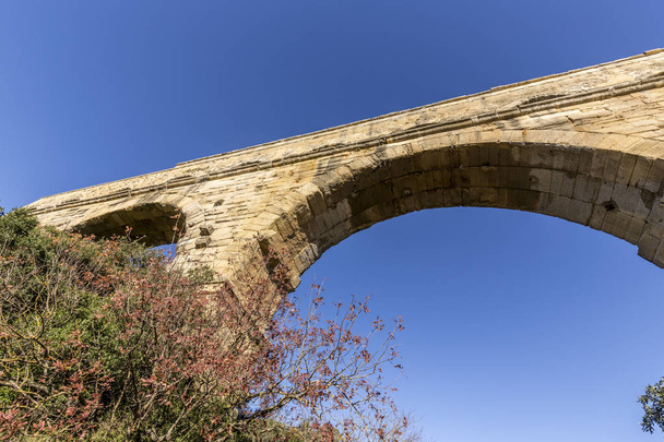 Pont du Gard es un antiguo acueducto romano cerca de Nimes
  - Foto, Imagen