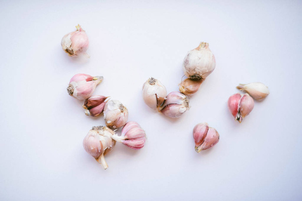 group of garlic on white background. - Foto, afbeelding