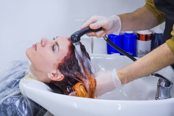 Κομμωτήριο πλύσιμο των μαλλιών του πελάτη γυναίκα - Φωτογραφία, εικόνα