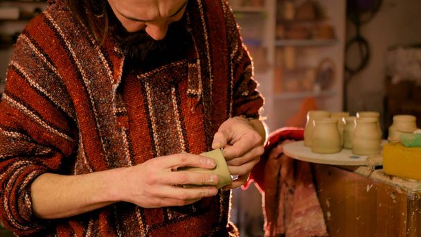 Profesjonalny garncarz robi kubek w warsztacie garncarskim - Zdjęcie, obraz