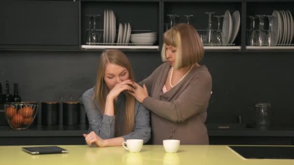 Aikuinen tytär itkee ja äiti yrittää rauhoittaa häntä
 - Materiaali, video
