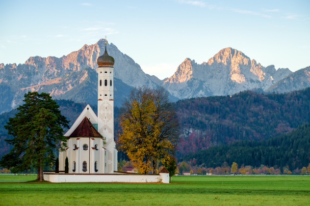 Piękny widok na kościół St. Coloman w Oberbayern, Bavaria, Niemcy - Zdjęcie, obraz