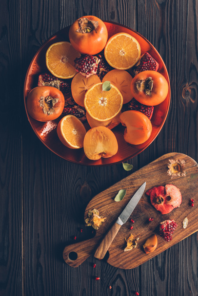 κάτοψη του πιάτου με την περικοπή νόστιμα φρούτα - Φωτογραφία, εικόνα