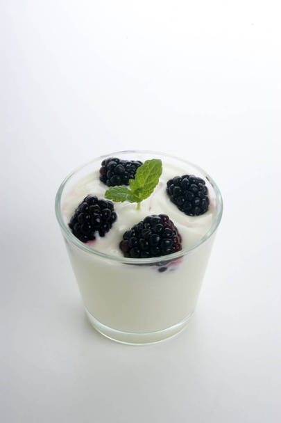 Some Organic Blackberries In Natural Yoghurt And Mint - Fotoğraf, Görsel