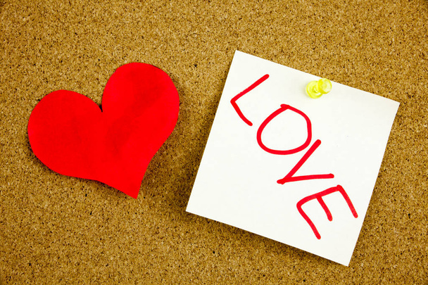Een gele kleverige nota schrijven, bijschrift, inscriptie hart met versnellingen van liefde. Concept voor liefde. Love - beste medicijn voor hartproblemen. in zwart ext op een kleverige nota vastgemaakt aan een prikbord kurk - Foto, afbeelding